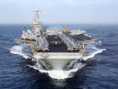El portaaviones <i>Eisenhower</i>, durante unas maniobras en aguas del golfo Pérsico.