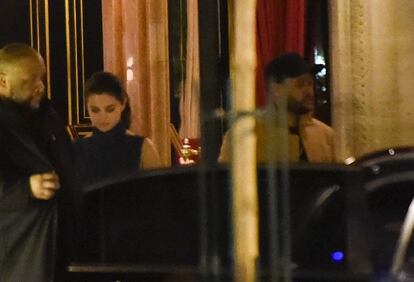 La cantante y su novio, The Weeknd, a la salida de un hotel de París el pasado 27 de febrero de 2017.