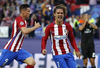 El delantero francés del Atlético de Madrid Antoine Griezmann celebra su gol, segundo del equipo ante el Real Madrid.