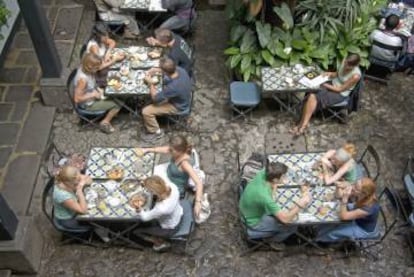 Comida en un patio del centro histórico de Antigua, en Guatemala.