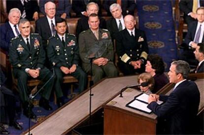 George Bush se dirige a las Cámaras con los mandos militares en primera fila.
