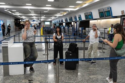 Pasajeros esperan en una fila para hacer "check-in" en el aeropuerto Jorge Newbery durante la huelga de transporte, el 30 de octubre en Buenos Aires.