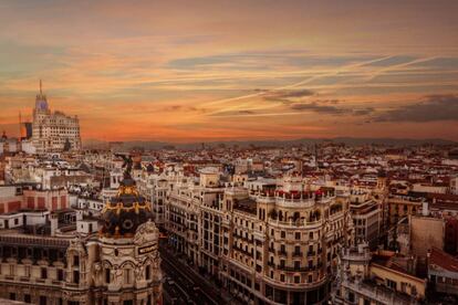 Atardecer en la Gran V&iacute;a madrile&ntilde;a.