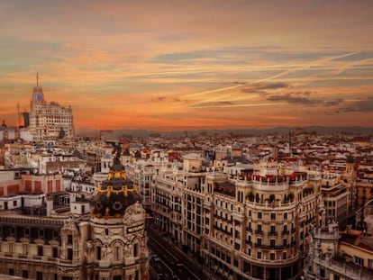 Atardecer en la Gran V&iacute;a madrile&ntilde;a.