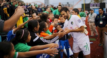 Raúl saluda a unos niños tras el triunfo del Cosmos el sábado.