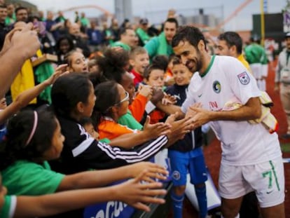 Ra&uacute;l saluda a unos ni&ntilde;os tras el triunfo del Cosmos el s&aacute;bado.