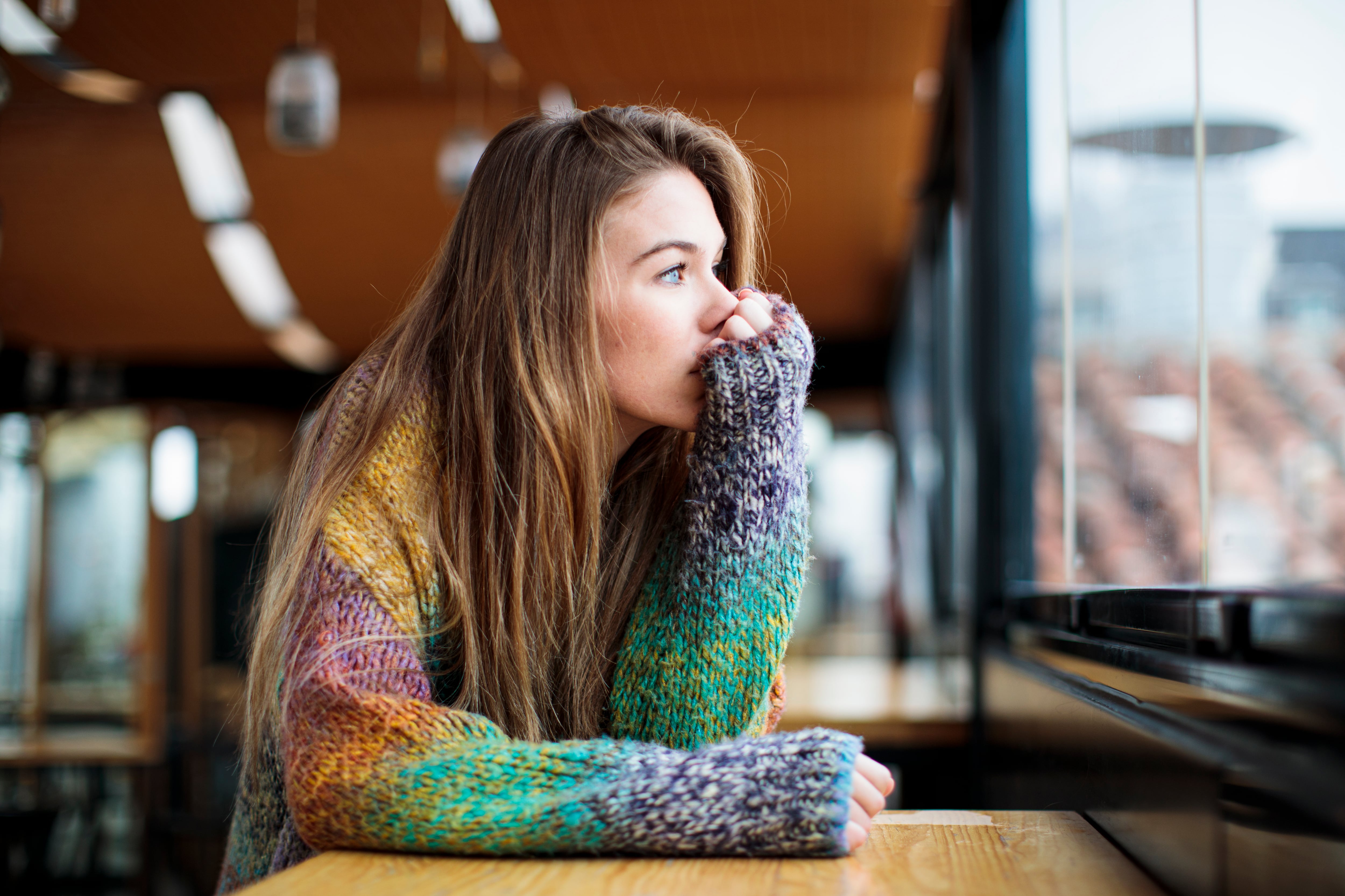 Una vida sin amigos y lejos de la familia: qué hay detrás de los diarios de los ‘influencers’ de la soledad que triunfan en redes sociales