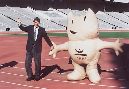 Maragall, que era el alcalde de Barcelona en aquella época, junto a Cobi, mascota de los Juegos Olímpicos del 92.