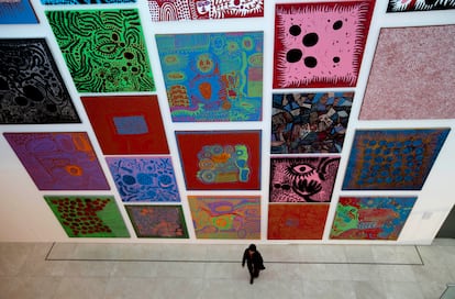 Una mujer visita la exposición ‘Obsesión infinita’, de Yayoi Kusama, en el Malba Art Museum de Buenos Aires (Argentina), el 15 de julio de 2013. La exposición incluía cuadros, trabajos con papel, esculturas, vídeos y diapositivas creadas entre 1950 y 2013.