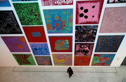 Una mujer visita la exposición ‘Obsesión infinita’, de Yayoi Kusama, en el Malba Art Museum de Buenos Aires (Argentina), el 15 de julio de 2013. La exposición incluía cuadros, trabajos con papel, esculturas, vídeos y diapositivas creadas entre 1950 y 2013.
