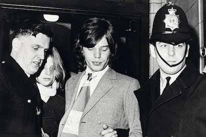 A la derecha de la imagen, el policía británico con corazón gallego Richard Allaby. En el centro, Mick Jagger. Detrás, su novia de aquella época, la actriz y cantante Marianne Faithfull. A la izquerida, otro policía. Fue en 1969, saliendo de los juzgados de Londres, después de que la policía encontrase droga en casa del músico.