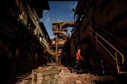 A tragédia ocorreu em 25 de janeiro, uma sexta-feira, quando uma das barragens onde os resíduos minerais eram armazenados em um complexo da Vale em Brumadinho, município de Minas Gerais, rompeu e gerou uma avalanche que enterrou as instalações da própria empresa e centenas de propriedades rurais.