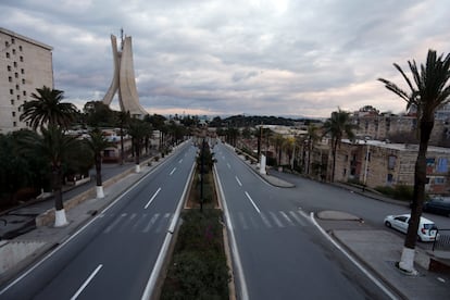 Avenida vacía en el centro de Argel, el pasado miércoles 8 de abril, durante la alarma sanitaria decretada por el Gobierno.