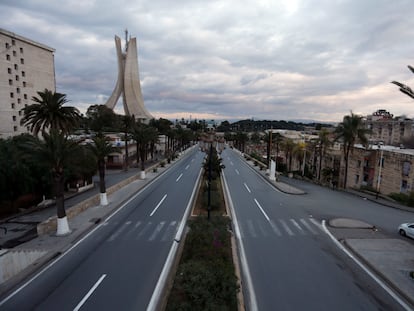 Avenida vacía en el centro de Argel, el pasado miércoles 8 de abril, durante la alarma sanitaria decretada por el Gobierno.