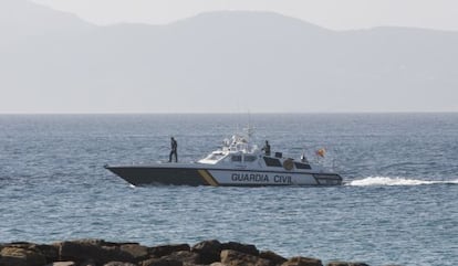 Una patrullera de la Guardia Civil vigila el estrecho.