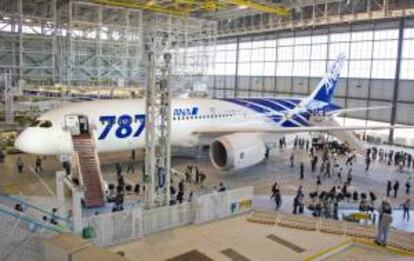 Un 787 de ANA en exposición en un hangar de Haneda.