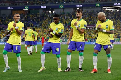 Vinícius Junior de Brasil celebra un gol hoy, en un partido de los octavos de final del Mundial de Fútbol Qatar 2022 entre Brasil y Corea del Sur en el estadio 974 en Doha (Catar).