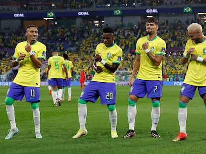 Vinícius Junior de Brasil celebra un gol hoy, en un partido de los octavos de final del Mundial de Fútbol Qatar 2022 entre Brasil y Corea del Sur en el estadio 974 en Doha (Catar).