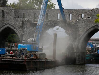Maquinaria pesada derriba el Puente de los Agujeros de Tournai (Bélgica), construido en el siglo XIII.