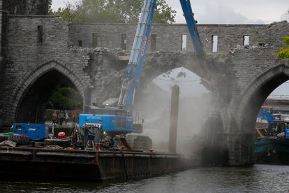 Maquinaria pesada derriba el Puente de los Agujeros de Tournai (Bélgica), construido en el siglo XIII.