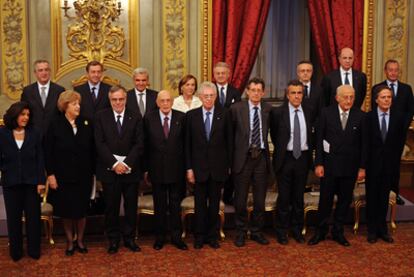 El primer ministro italiano, Mario Monti (centro) posa con los miembros de su Gabinete, nombrado ayer en Roma.