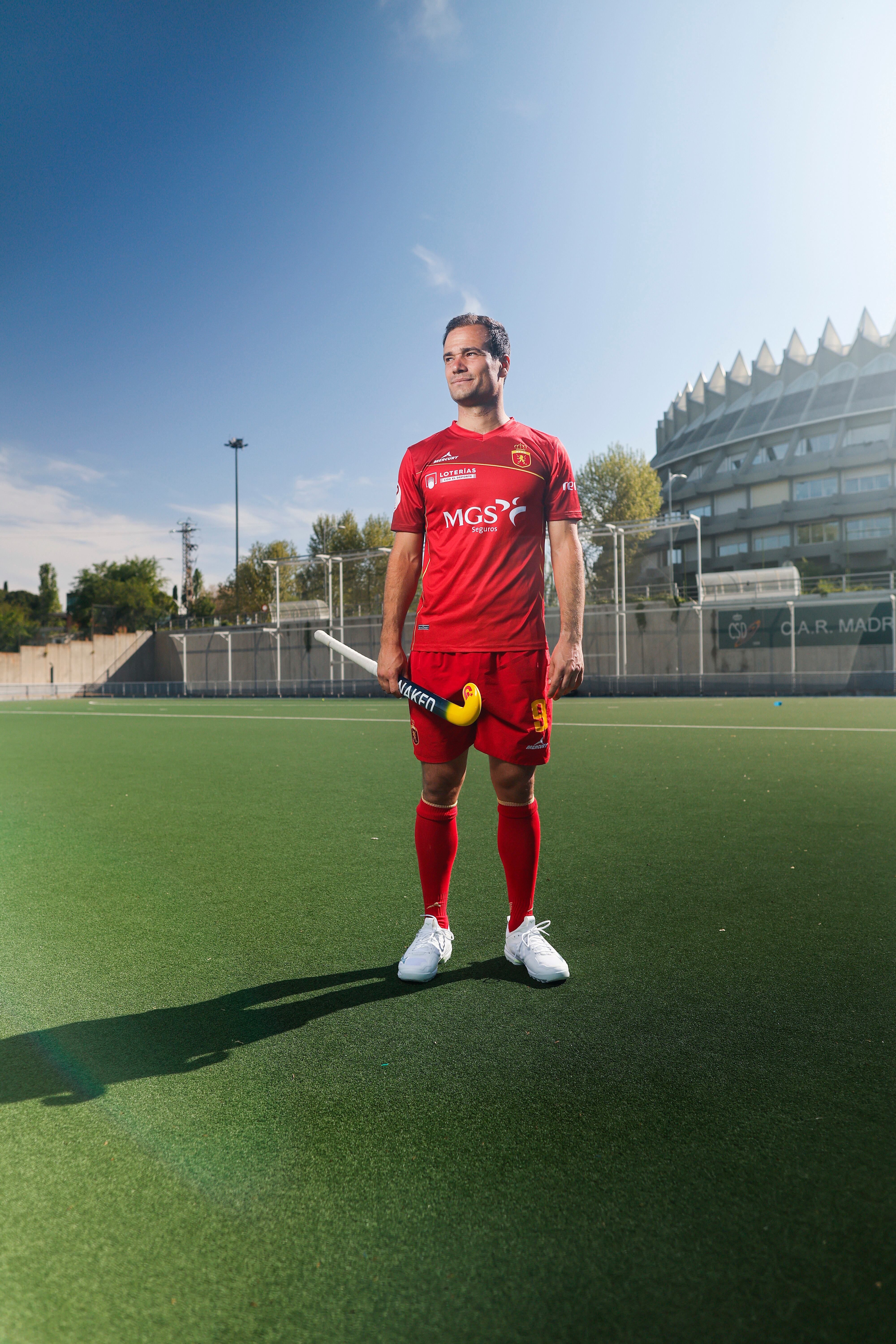 Álvaro Iglesias, capitán de la selección española de hockey sobre hierba, en el campo del CAR en Madrid.