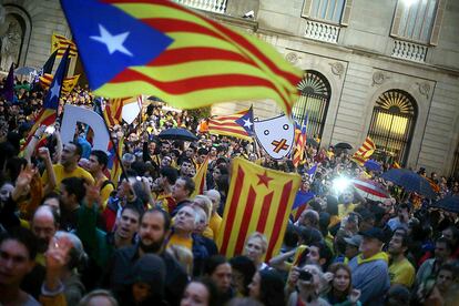 Un momento de la concentración frente al Ayuntamiento de Barcelona.