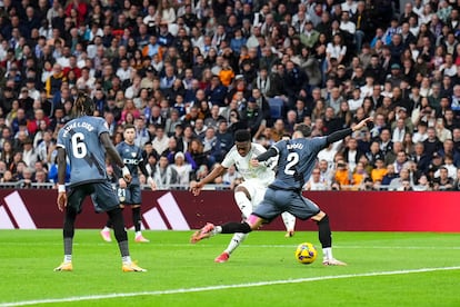 Vinicius y Mbappé afinan para el derbi en la victoria del Real Madrid ante el Rayo