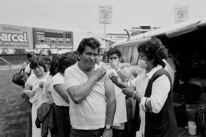 Campaña de vacunación después del terremoto de la Ciudad de México el 22 de septiembre de 1985.