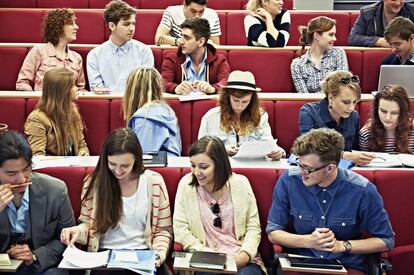 Jóvenes en una clase de la universidad.