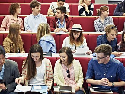 Jóvenes en una clase de la universidad.