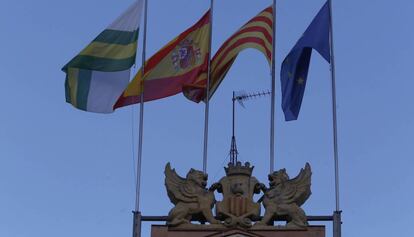 Les banderes a l&#039;Ajuntament de Sabadell, aquest dimecres.
