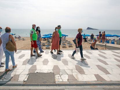 Un grupo de turistas de la Asociación cultural de mayores de Fuenlabrada, de viaje este lunes en Benidorm.