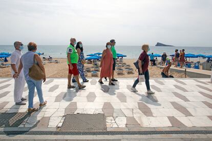 Jubilados paseando por las playas de Benidorm.