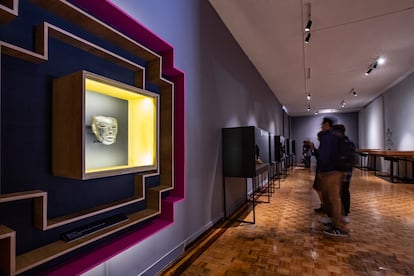Visitantes observan piezas de la exposición, el 21 de febrero.