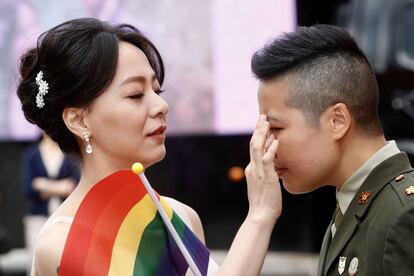 Dentro de la normalidad, también se trató de una ocasión propicia para los gestos reivindicativos: mientras que Wang Yi y Meng Yumi (en la imagen) portaron la bandera arcoíris del movimiento LGTBI, Chen Ying-hsuan y Li Lichen se pusieron pulseras con esos mismos colores.