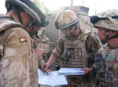 Militares británicos estudian ayer un mapa en la región afgana de Helmand (sur) tras un ataque de los talibanes.