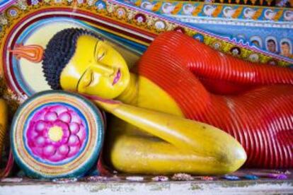 Una estatua de buda en Isurumuniya Vihara, en Anuradhapura (Sri Lanka).