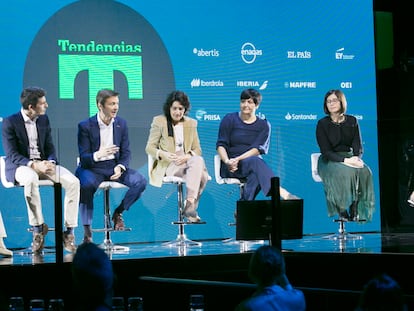 Desde la izquierda: Ferrán García Rigay, director de Data y CRM de Iberia; Enrique Manso, socio responsable de IA en España de EY; Ángeles González Sinde, directora de cine; Sonia Contera, física y nanotecnóloga, y directora asociada del departamento de física de la Universidad de Oxford; Sara Degli-Espositi, investigadora del CSIC; y Elena Gil Lizasoain, directora de Inteligencia Artificial y 'Big Data' en Telefónica Tech.