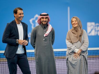 De izquierda a derecha, Rafa Nadal; el Príncipe Abdulaziz bin Turki Al Saud, y la presidenta de la Federación de Tenis de Arabia Saudí, Arij Mutabagani.