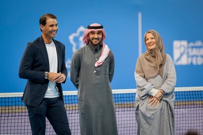 De izquierda a derecha, Rafa Nadal; el Príncipe Abdulaziz bin Turki Al Saud, y la presidenta de la Federación de Tenis de Arabia Saudí, Arij Mutabagani.