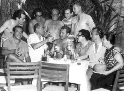 El escritor Gabriel García Márquez (con gafas, sentado), con un grupo de amigos entre los que se encuentran los cineastas españoles Luis Alcoriza y Luis Buñuel (sentado, segundo por la izquierda), en Acapulco en 1965.