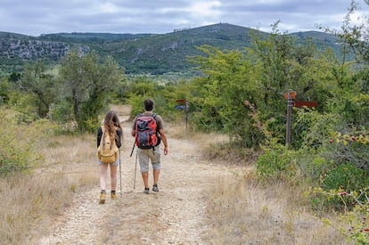 Dos senderistas recorren un tramo de Palmilhar Portugal en la zona del Parque Natural das Serras de Aire e Candeeiros, en una imagen cedida por el municipio de Porto de Mos.