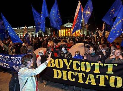 Partidarios de la oposición se manifiestan contra el presidente Lukashenko en la plaza central de Minsk.