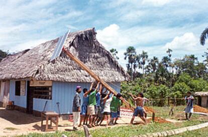 Colocación de una torre con panel de energía solar para dar servicio a uno de los centros de salud levantados por EHAS en la selva peruana.