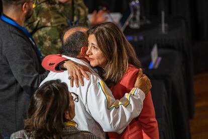 Ingrid Betancourt y Cesar Lasso se abrazan durante la audiencia de reconocimiento de las FARC-EP.