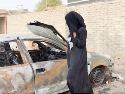 El coche calcinado de la conductora saudí.