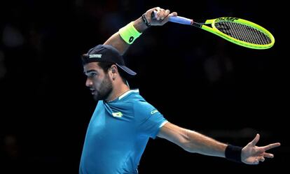 Berrettini devuelve de revés contra Djokovic en el O2 de Londres.