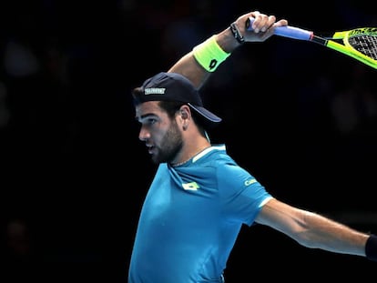 Berrettini devuelve de revés contra Djokovic en el O2 de Londres.