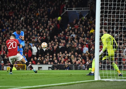 Renan Lodi remata de cabeza para adelantar al Atlético al borde del descanso en Old Trafford.